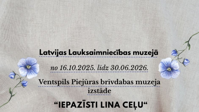 Foto izstādes afiša. Attēlā redzamas zilas puķes uz pelēka, krokota linu auduma