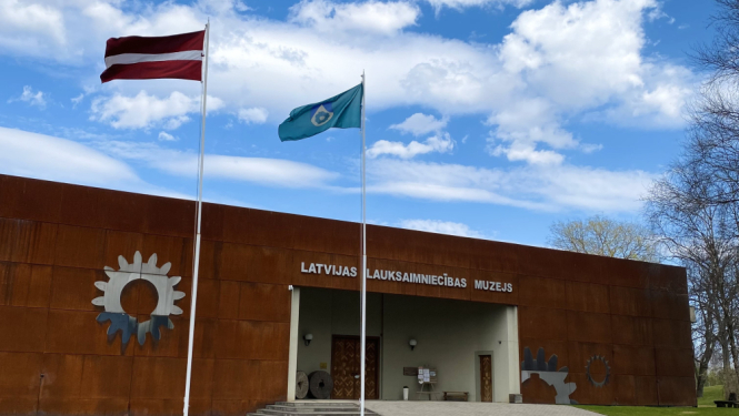 Plīvojoši karogi aprīlī pie Latvijas Lauksaimniecības muzeja galvenās ieejas