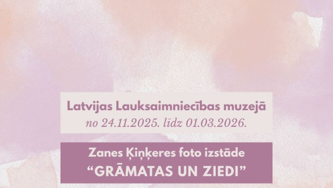 Izstādes afiša lillā akvareļa toņos, ar nosaukumu centrā