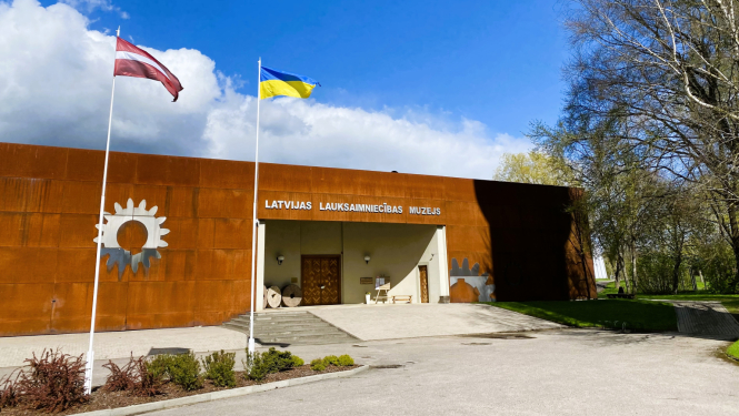 Latvijas Lauksaimniecības muzeja ieejas skats agrā, saulainā pavasarī