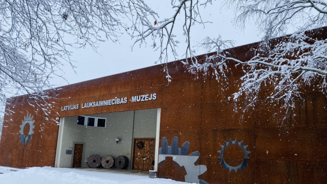Latvijas Lauksaimniecības muzeja ēka sniegotā ainavā