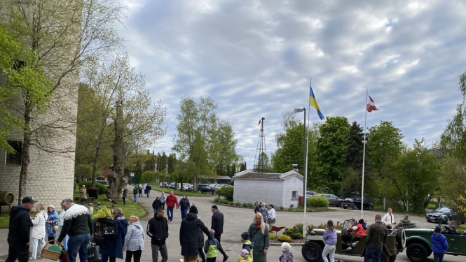 Plašs un daudzveidīgs apmeklētāju skaits muzeja pagalmā Muzeju nakts pasākuma laikā