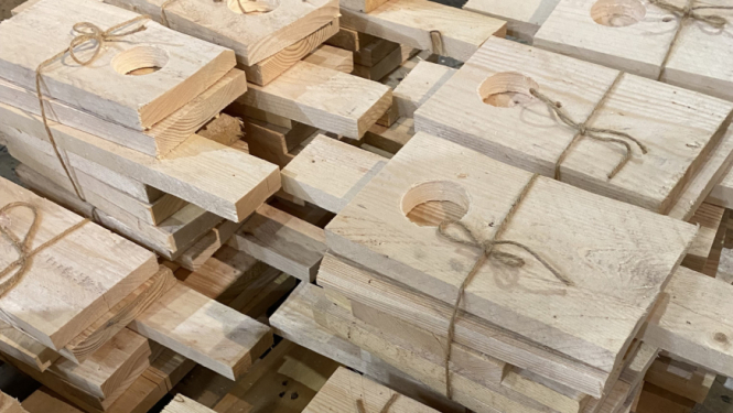 Divās rindās saliktas putnu būrīšu sagataves