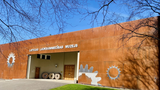 Muzeja fasāde ar ieejas durvīm