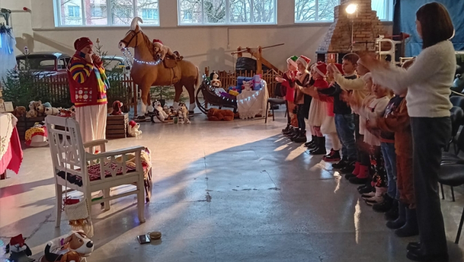 Skolēni un rūķi muzejā, izrādē “Noskumušais sunītis”