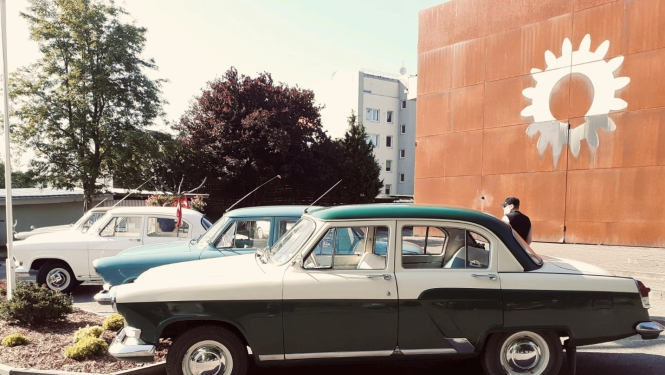 Dažādi retro auto pie muzeja fasādes