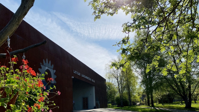 Muzeja skats no centrālo durvju puses saulainā, pavasara dienā