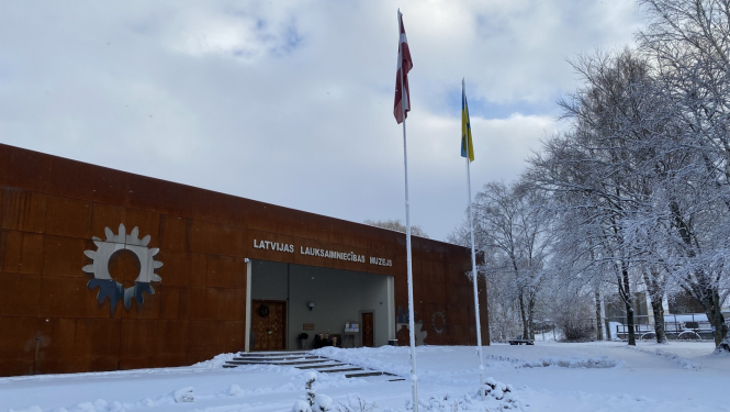 Latvijas Lauksaimniecības muzeja ēka sniegotā ainavā