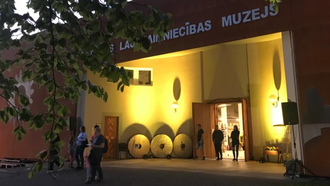 izgaismota muzeja galvenā ieeja pēc saules norietēšanas