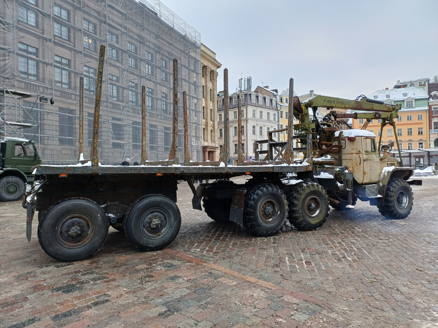 Senlaicīga meža mašīna sniegotā Doma laukumā