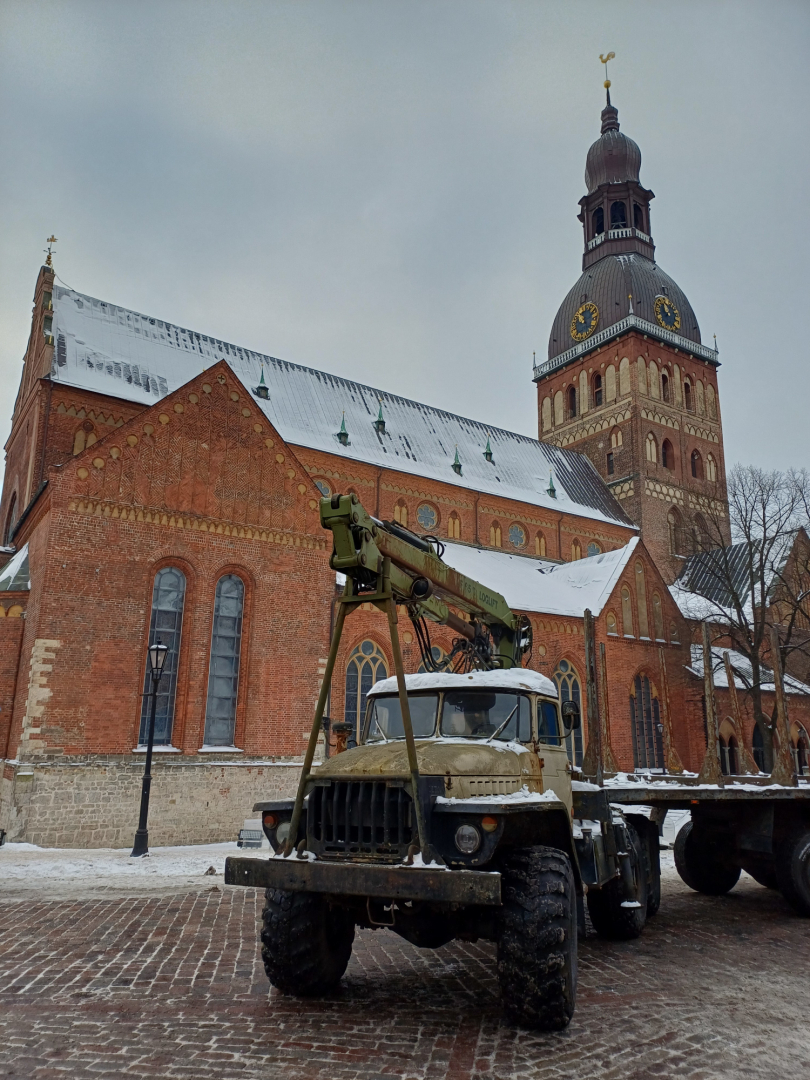 Senlaicīga meža mašīna sniegotā Doma laukumā