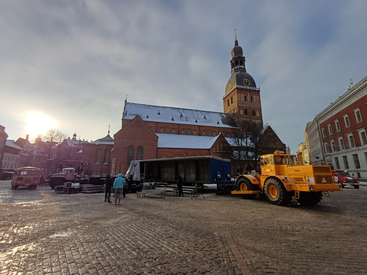 Senlaicīga tehnika sniegotā Doma laukumā, notiek gatavošanās barikāžu atceres pasākumam