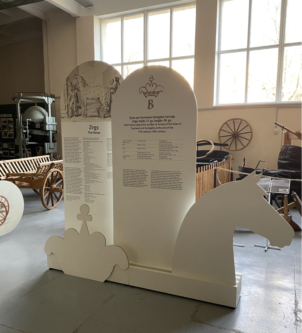 Muzeja telpās vairāki, gareni informatīvi stendi par zirgu un zirgošanās tēmu. Viena stenda sānu mala ar zirga galvu 