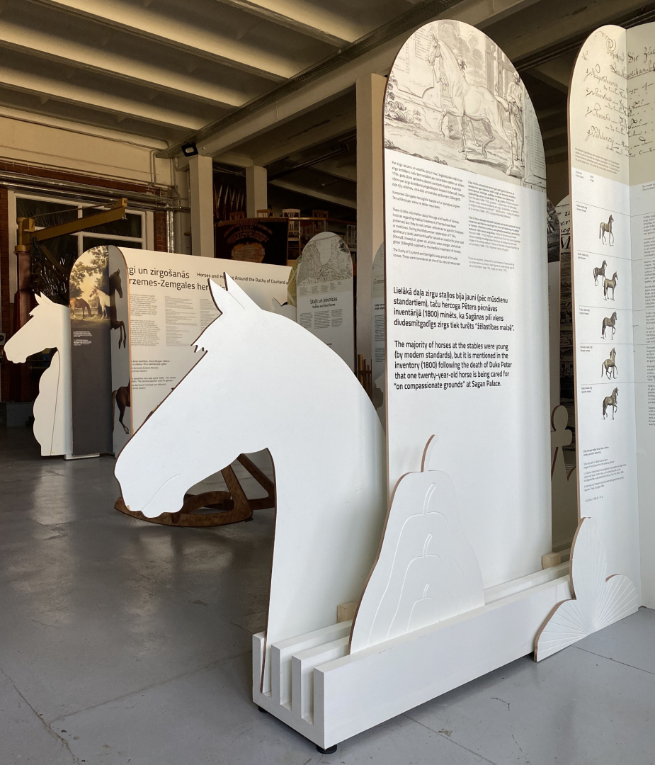 Muzeja telpās vairāki, gareni informatīvi stendi par zirgu un zirgošanās tēmu. Vairāku stenda sānu mala ar zirga galvu