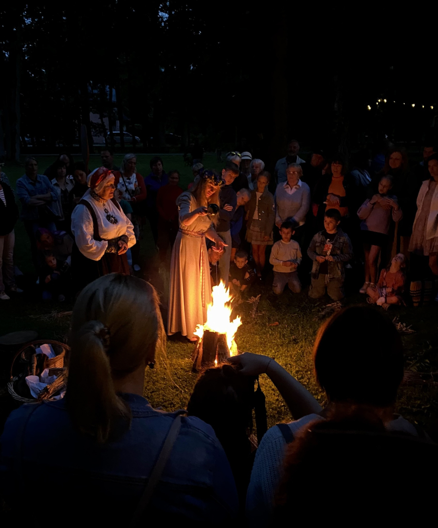 Pasākuma apmeklētāji piedalās uguns rituālā “Maizes dzirkstis senču ugunī” maizes svētkos Vārmē