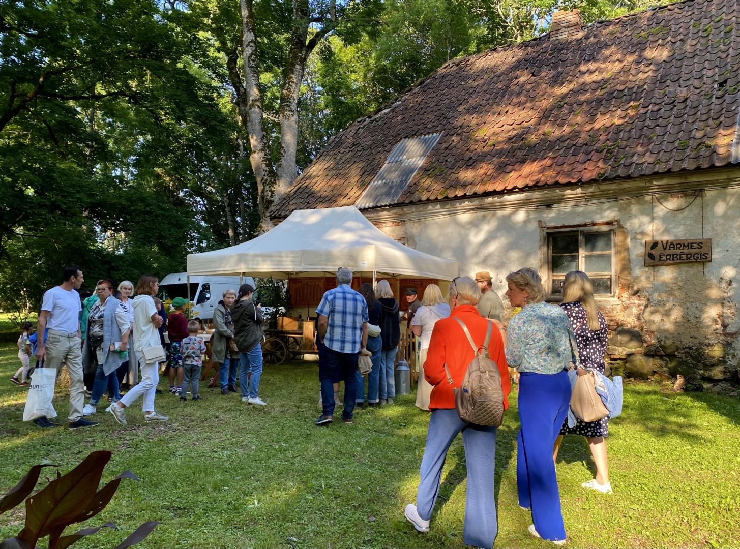 Krāsaini svētku dalībnieki pie Latvijas Lauksaimniecības muzeja ekspresizstādes “Sieru ēdu, pienu dzēru, sūkalās(i) mazgājos” stenda
