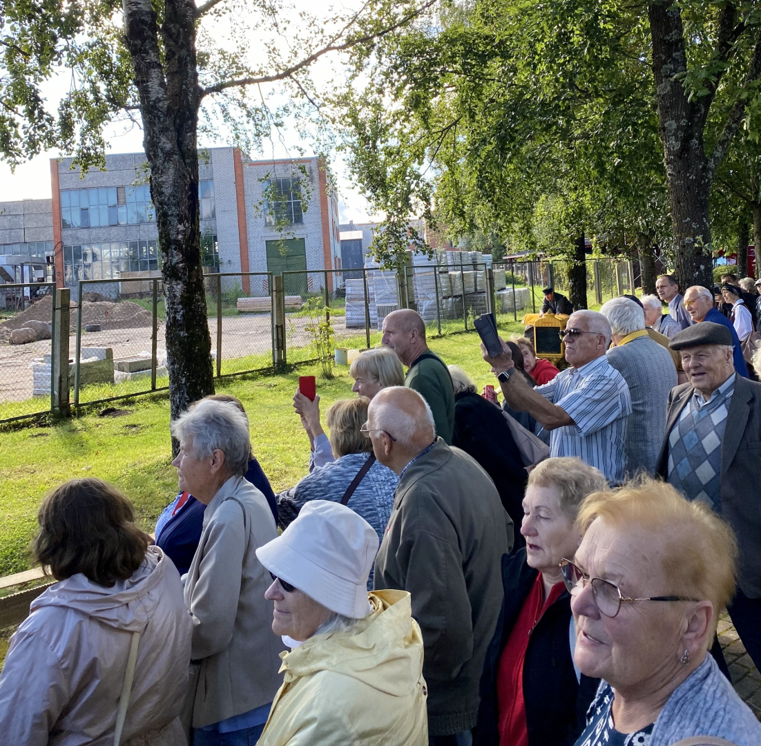 Raibs un plašs apmeklētāju pūlis pasākumā visai ģimenei “Mašīnball Talsos” Latvijas Lauksaimniecības muzejā