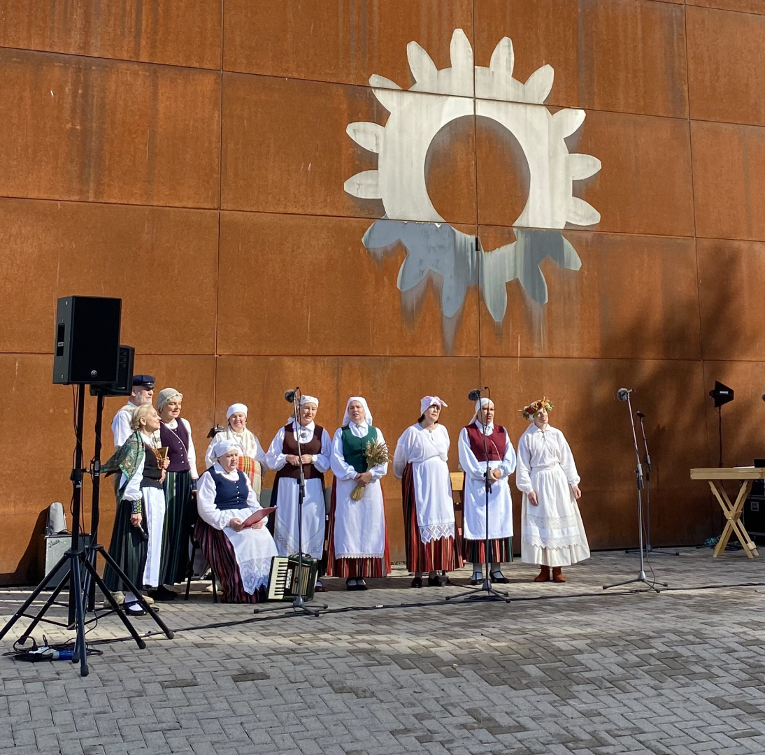 Folkloras kopa muzicē pie brūnās Latvijas Lauksaimniecības muzeja sienas