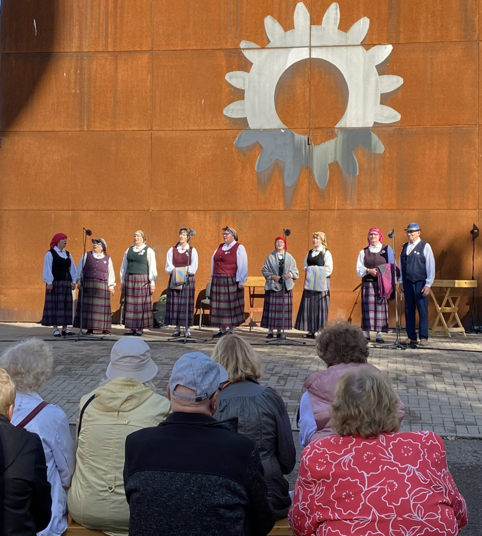 Folkloras kopa muzicē pie brūnās Latvijas Lauksaimniecības muzeja sienas