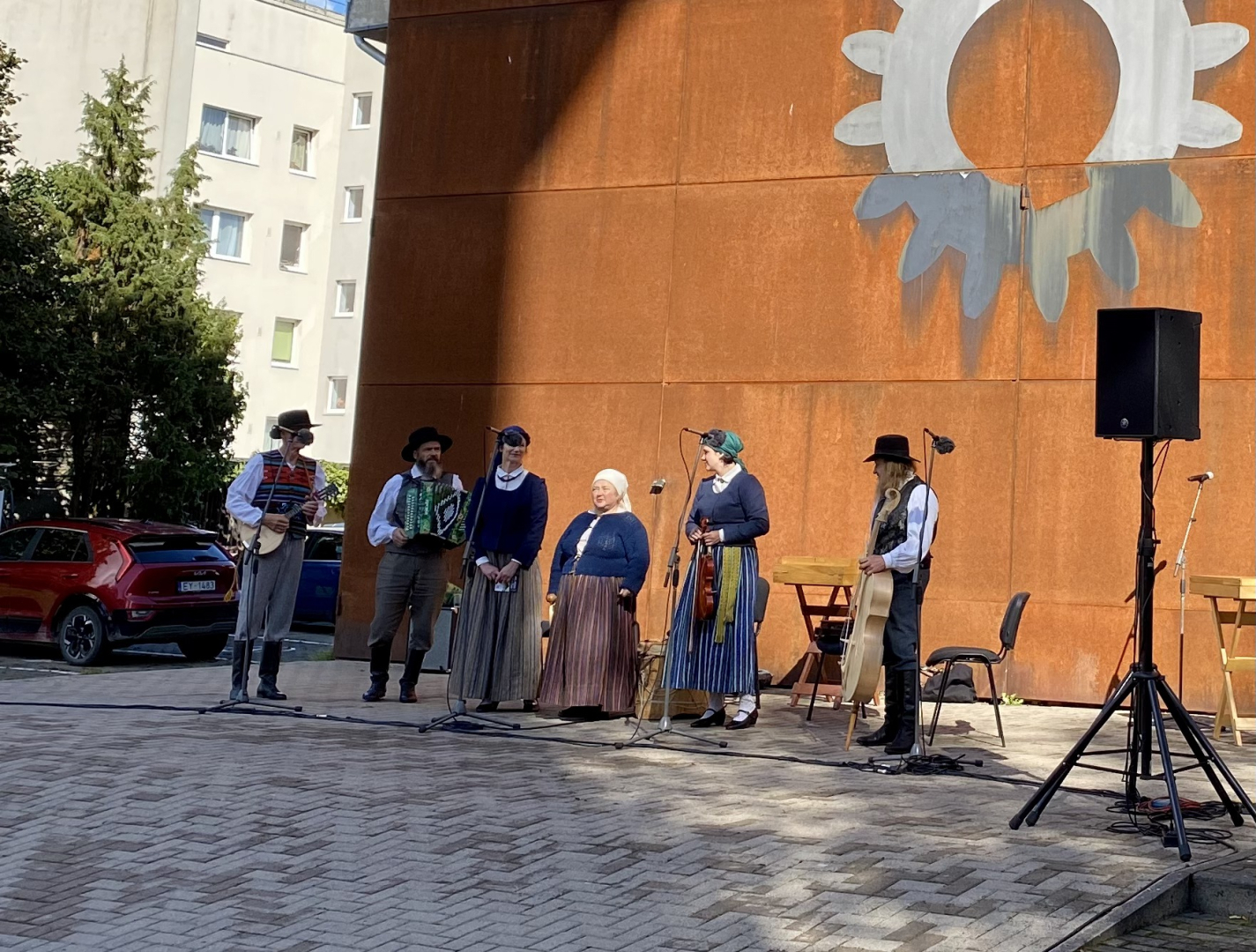 Kapela muzicē pie brūnās Latvijas Lauksaimniecības muzeja sienas