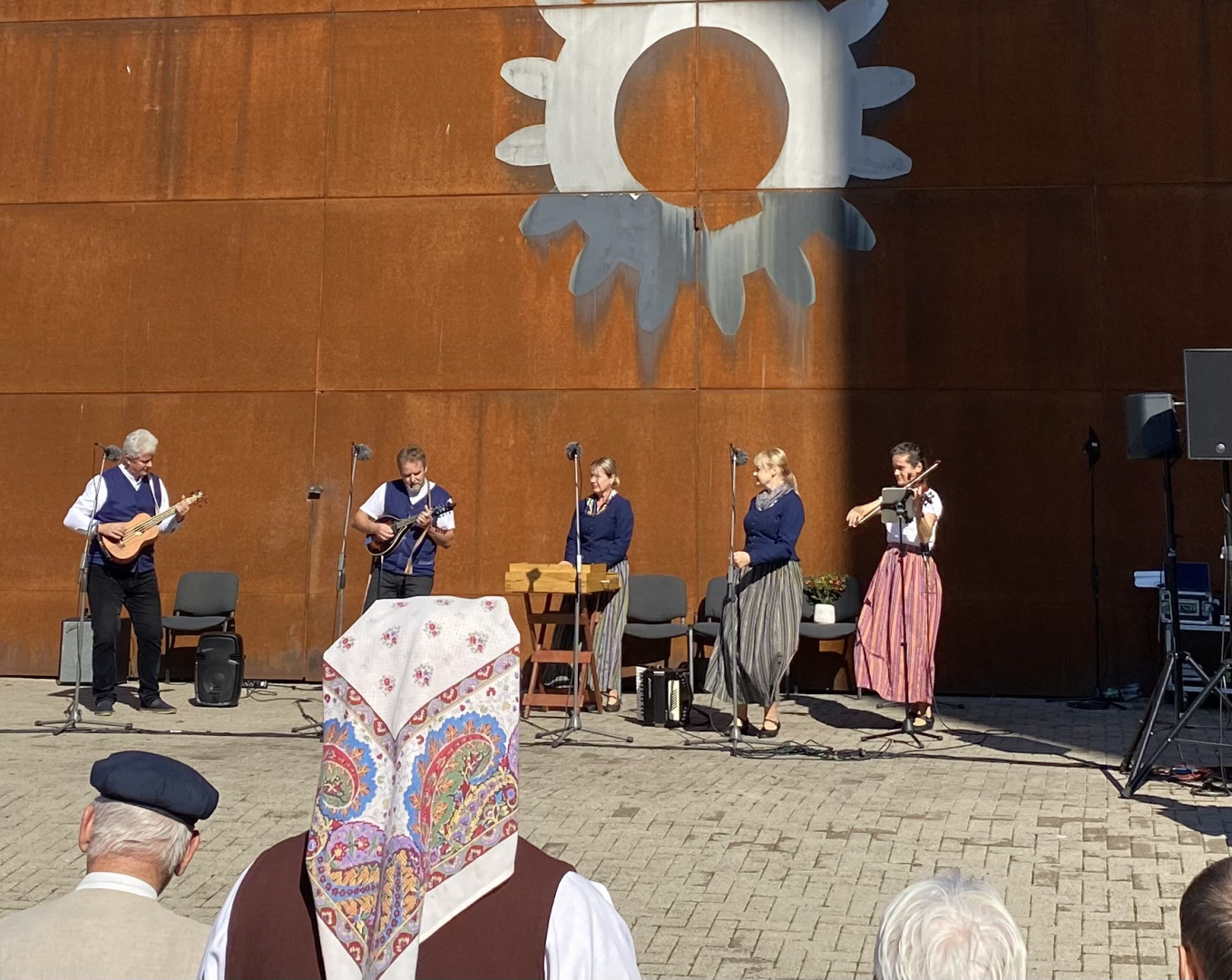 Kapela muzicē pie brūnās Latvijas Lauksaimniecības muzeja sienas