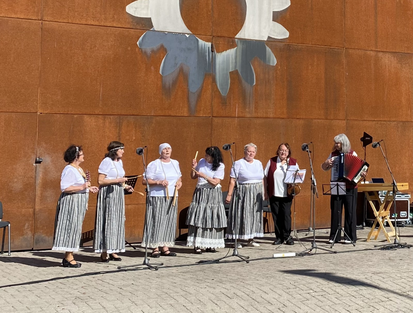 Folkloras kopa muzicē pie brūnās Latvijas Lauksaimniecības muzeja sienas