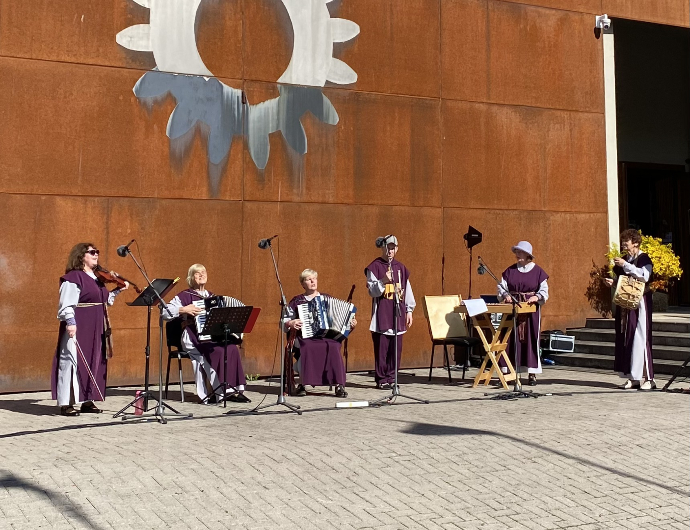 Kapela muzicē pie brūnās Latvijas Lauksaimniecības muzeja sienas