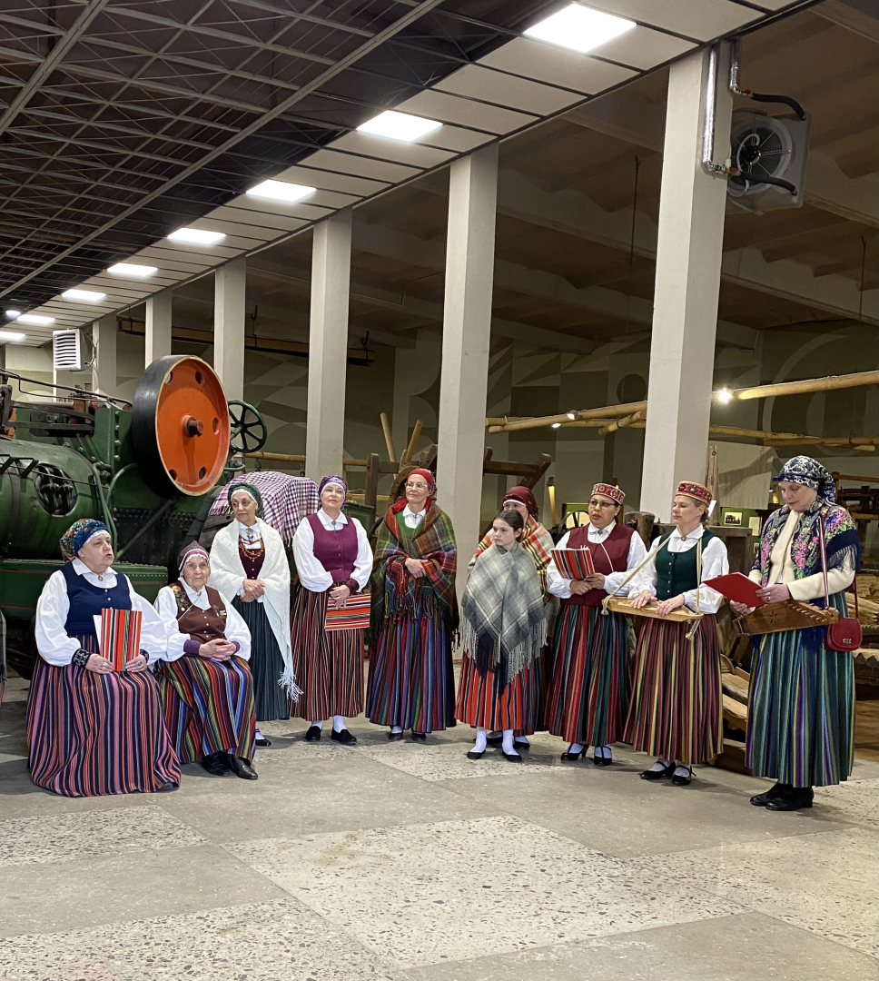 Folkloras kopa uzstājas apmeklētājiem muzeja telpās Muzeju nakts pasākuma laikā