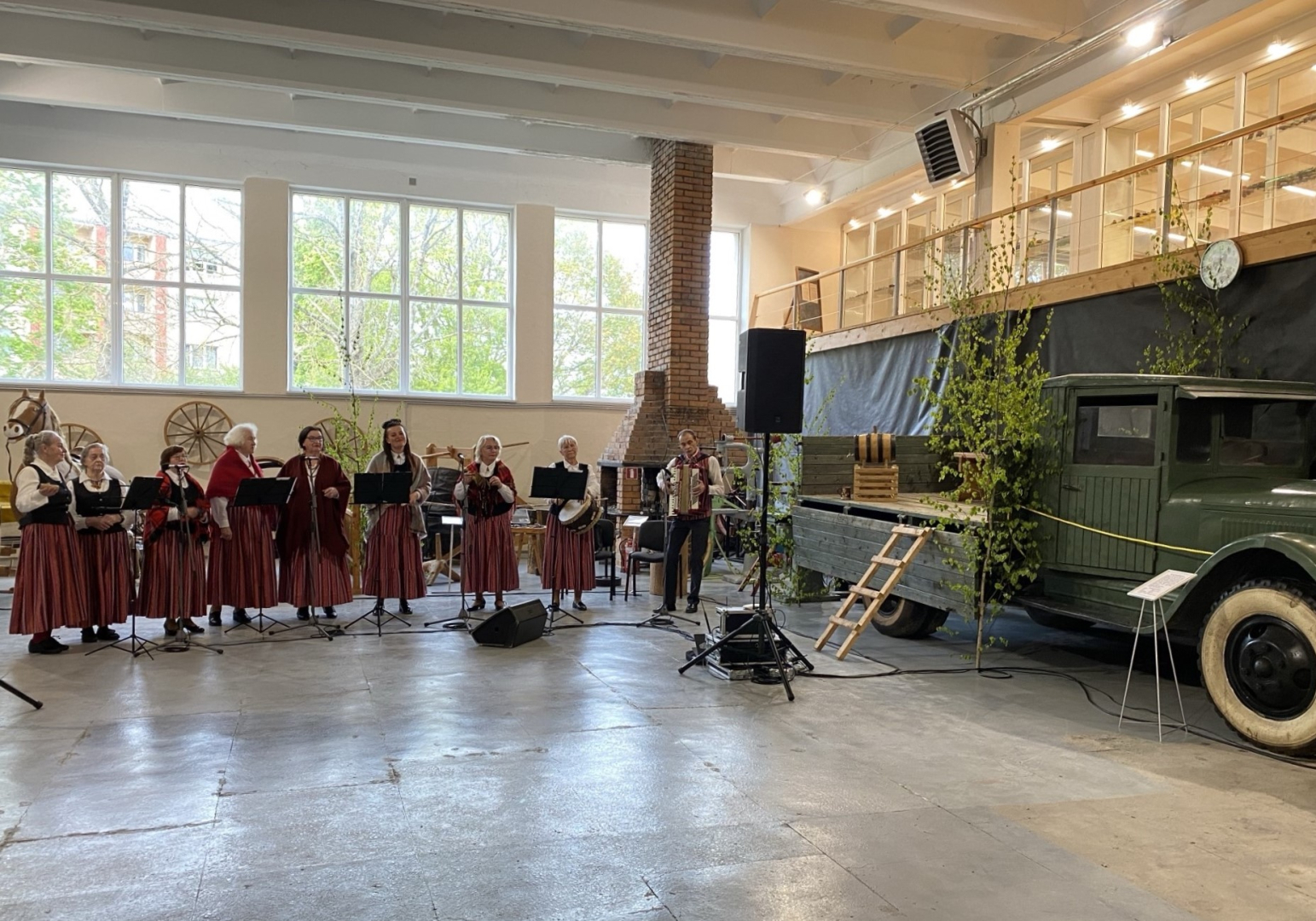 Muzikālā kopa pieskandina muzeja telpas zaļumballē Muzeju nakts pasākuma laikā