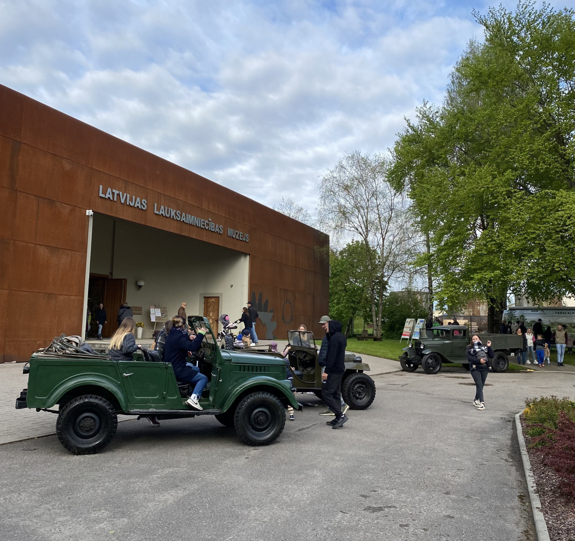Muzeja apmeklētāji iepazīstas ar muzeja krājumu āra teritorijā Muzeju nakts pasākuma laikā
