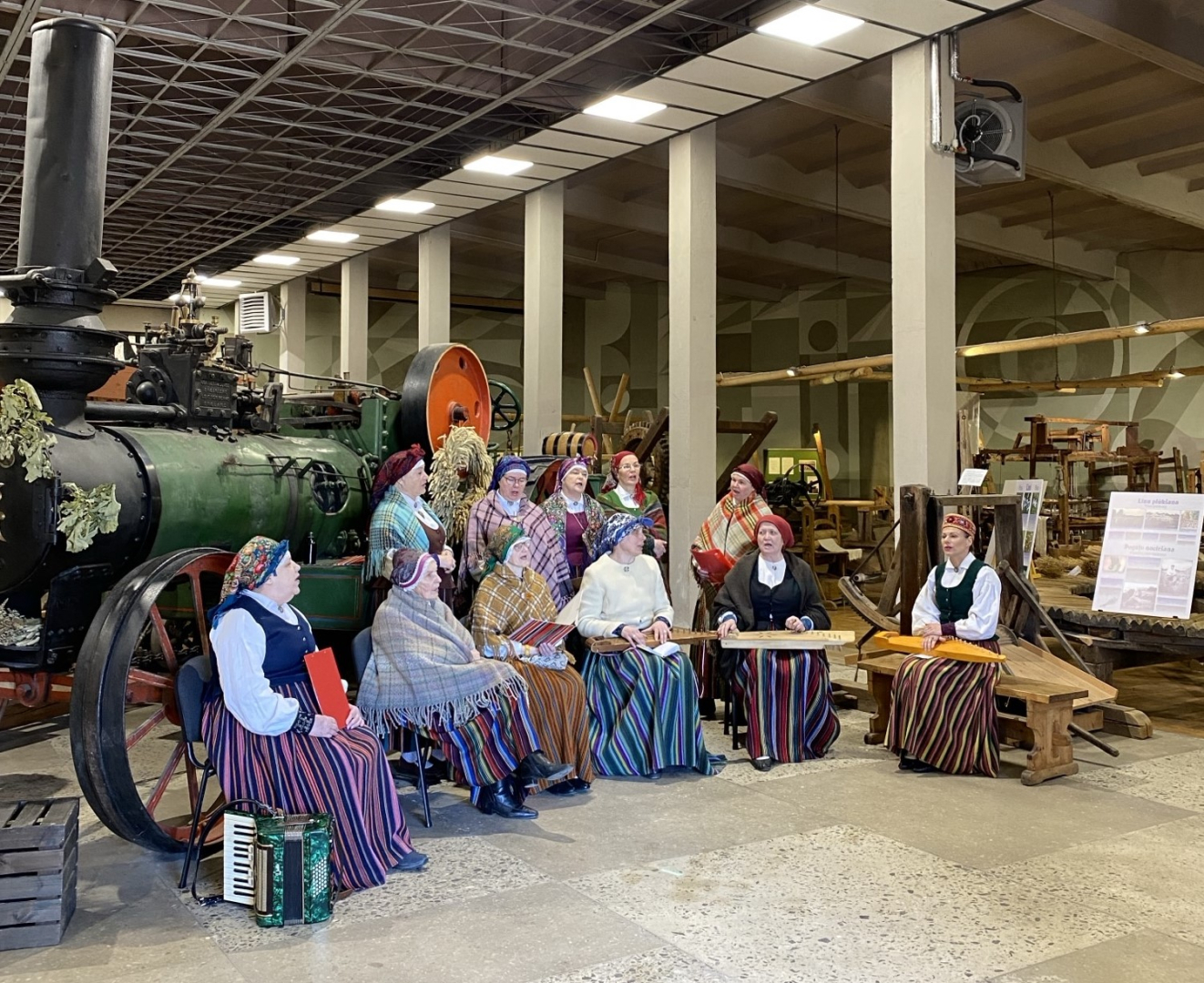 Folkloras kopa muzicē Latvijas Lauksaimniecības muzeja telpās
