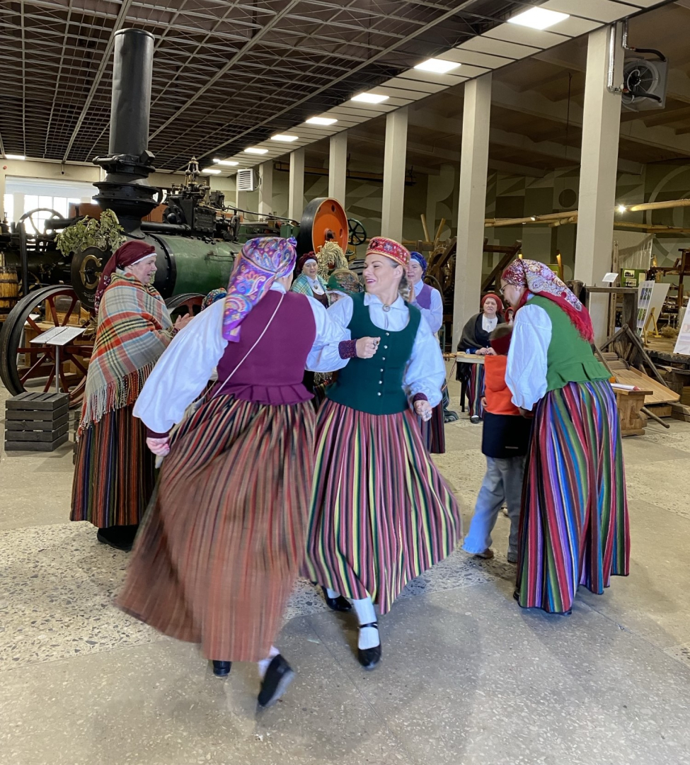 Folkloras kopa muzicē un iet rotaļās kopā ar apmeklētājiem Latvijas Lauksaimniecības muzeja telpās