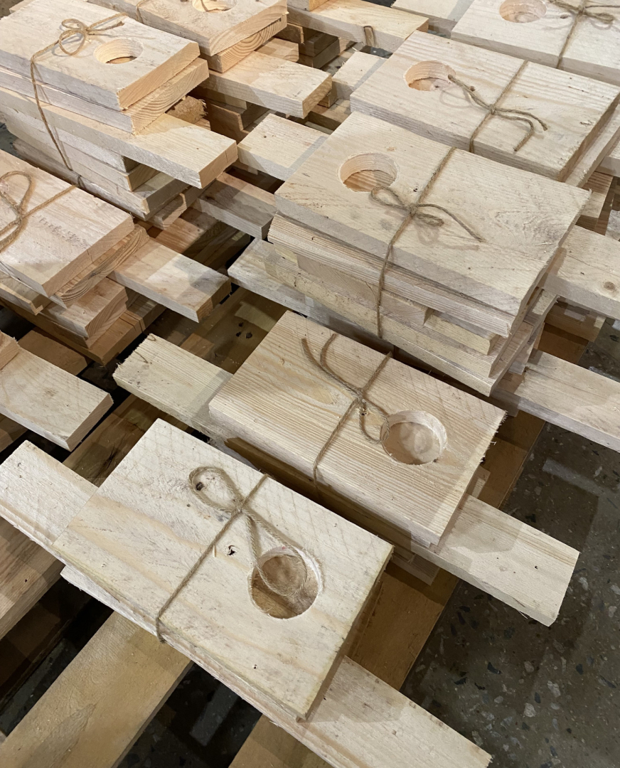 Divās rindās saliktas putnu būrīšu sagataves