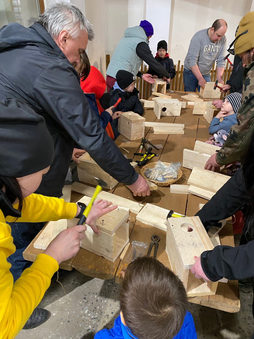 Latvijas Lauksaimniecības muzeja apmeklētāji aktīvi liek kopā putnu būrīšus