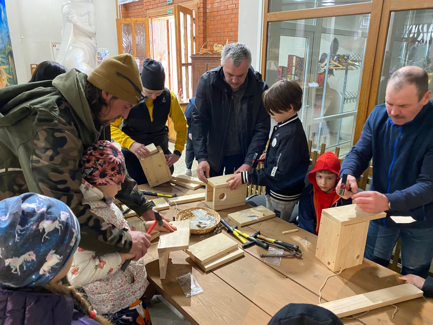 Latvijas Lauksaimniecības muzeja apmeklētāji aktīvi liek kopā putnu būrīšus