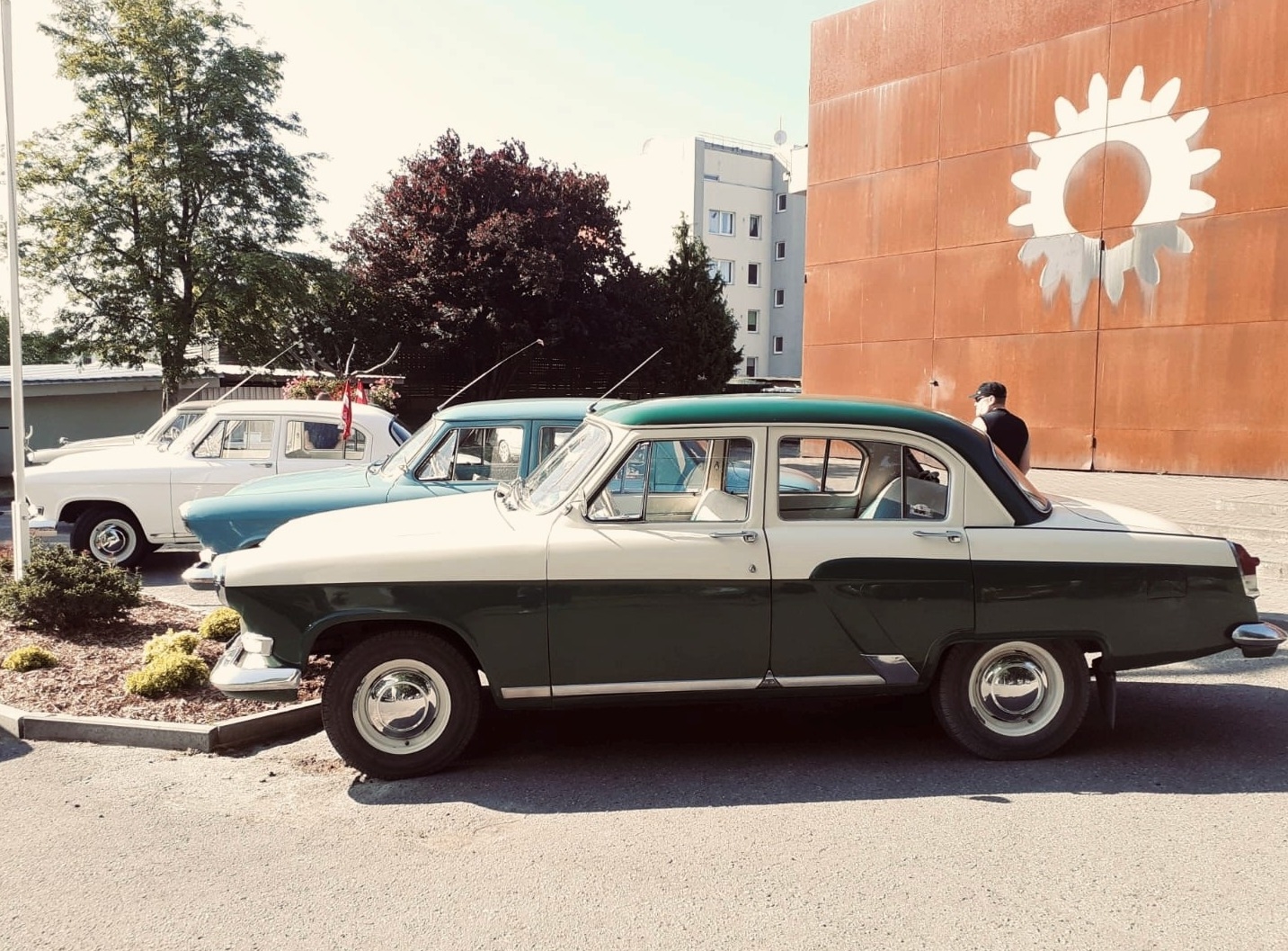 Dažādi retro auto pie muzeja fasādes