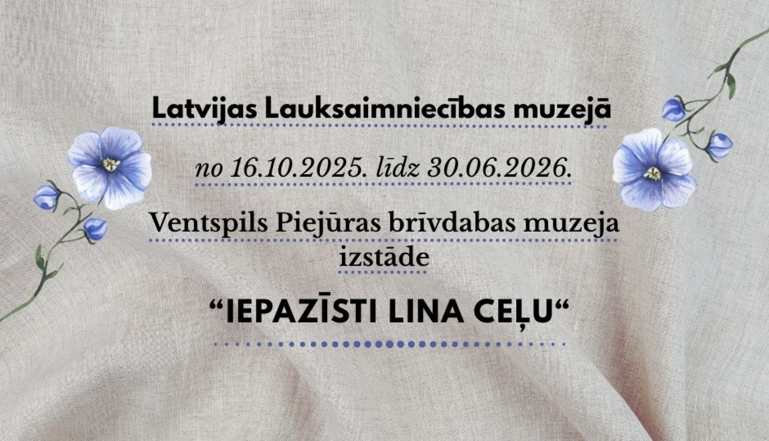 Foto izstādes afiša. Attēlā redzamas zilas puķes uz pelēka, krokota linu auduma