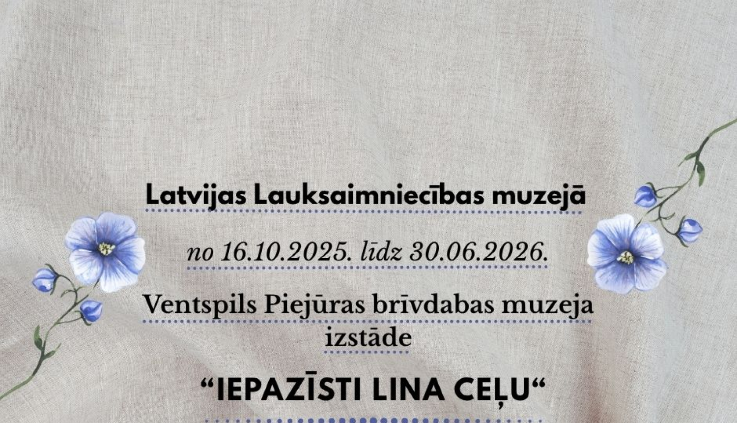 Foto izstādes afiša. Attēlā redzamas zilas puķes uz pelēka, krokota linu auduma