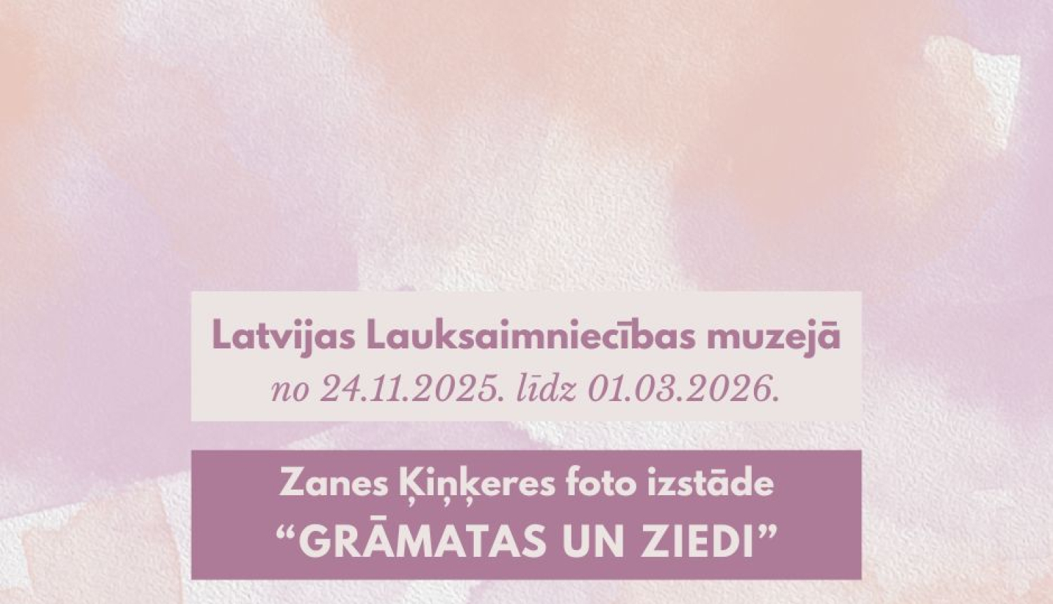 Izstādes afiša lillā akvareļa toņos, ar nosaukumu centrā