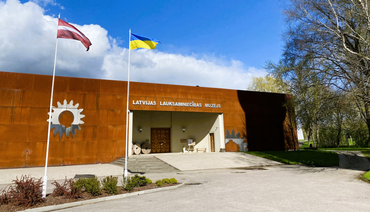 Latvijas Lauksaimniecības muzeja ieejas skats agrā, saulainā pavasarī