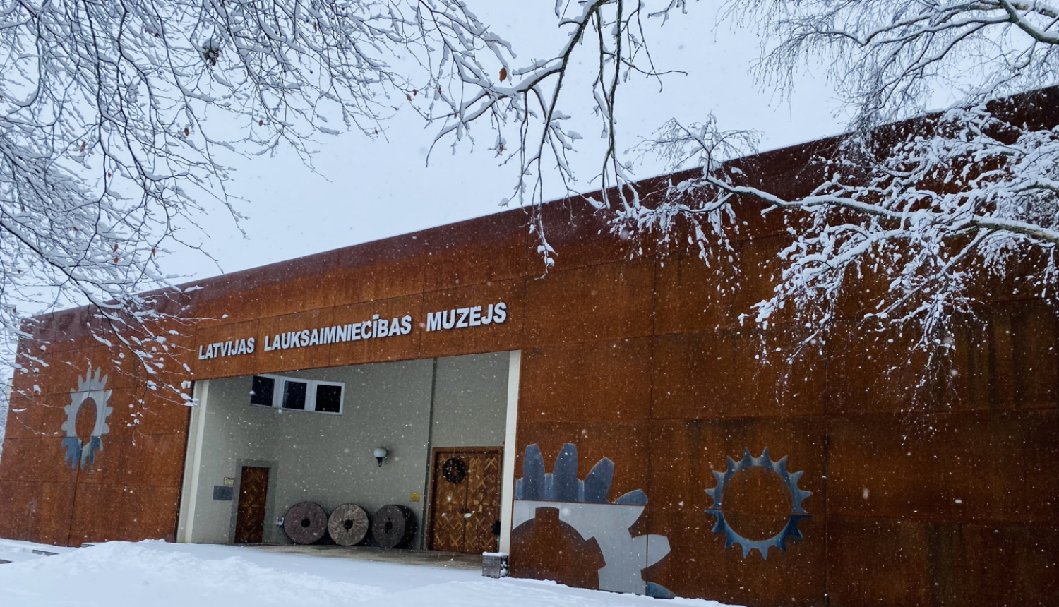 Latvijas Lauksaimniecības muzeja ēka sniegotā ainavā