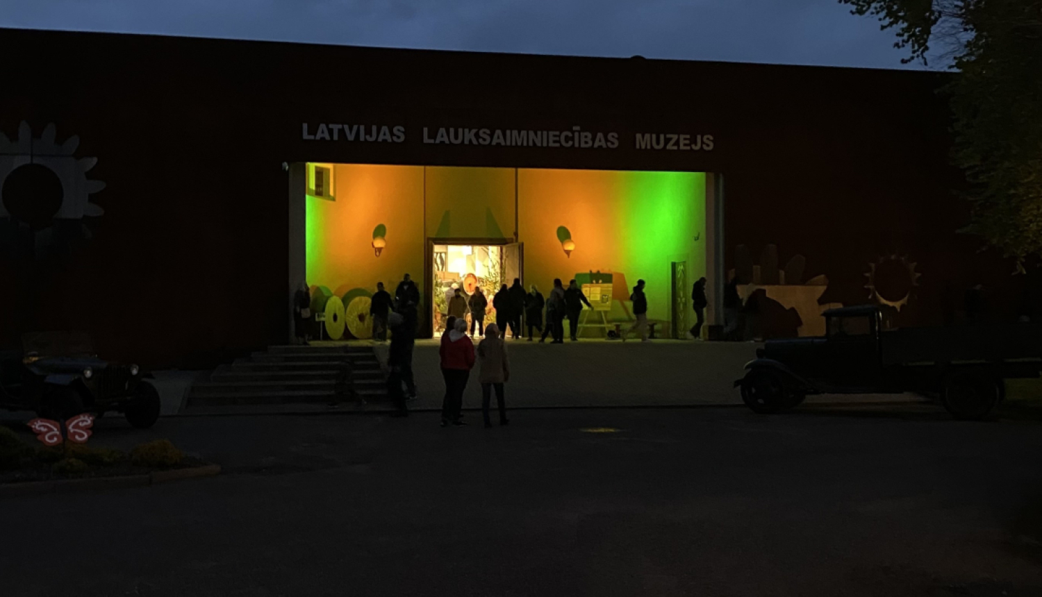 Apmeklētāju plūsma pie izgaismotas muzeja ieejas Muzeju nakts pasākuma laikā