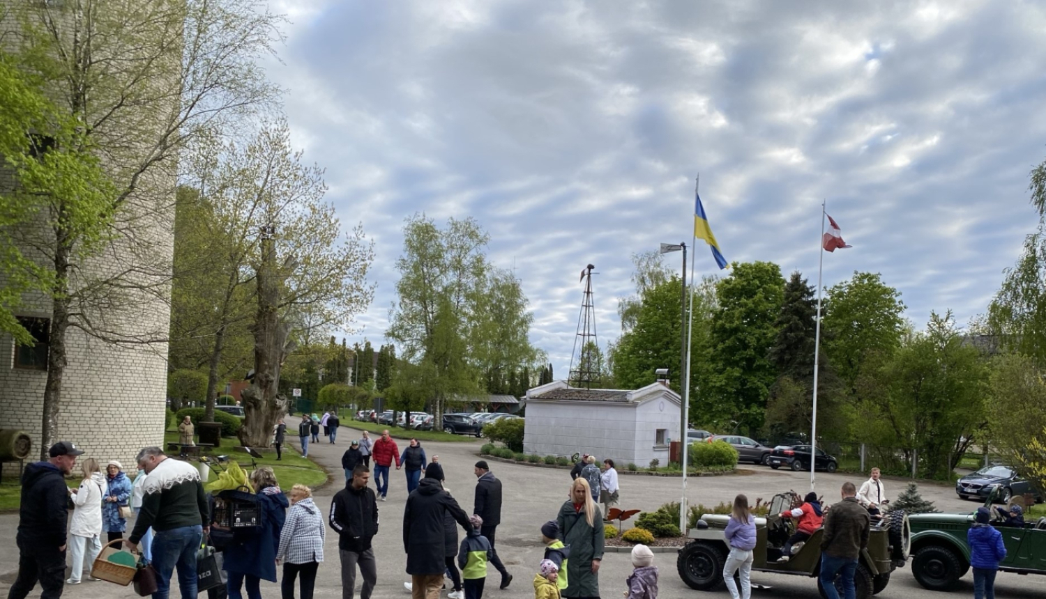 Plašs un daudzveidīgs apmeklētāju skaits muzeja pagalmā Muzeju nakts pasākuma laikā