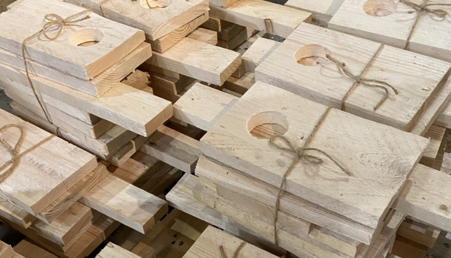 Divās rindās saliktas putnu būrīšu sagataves