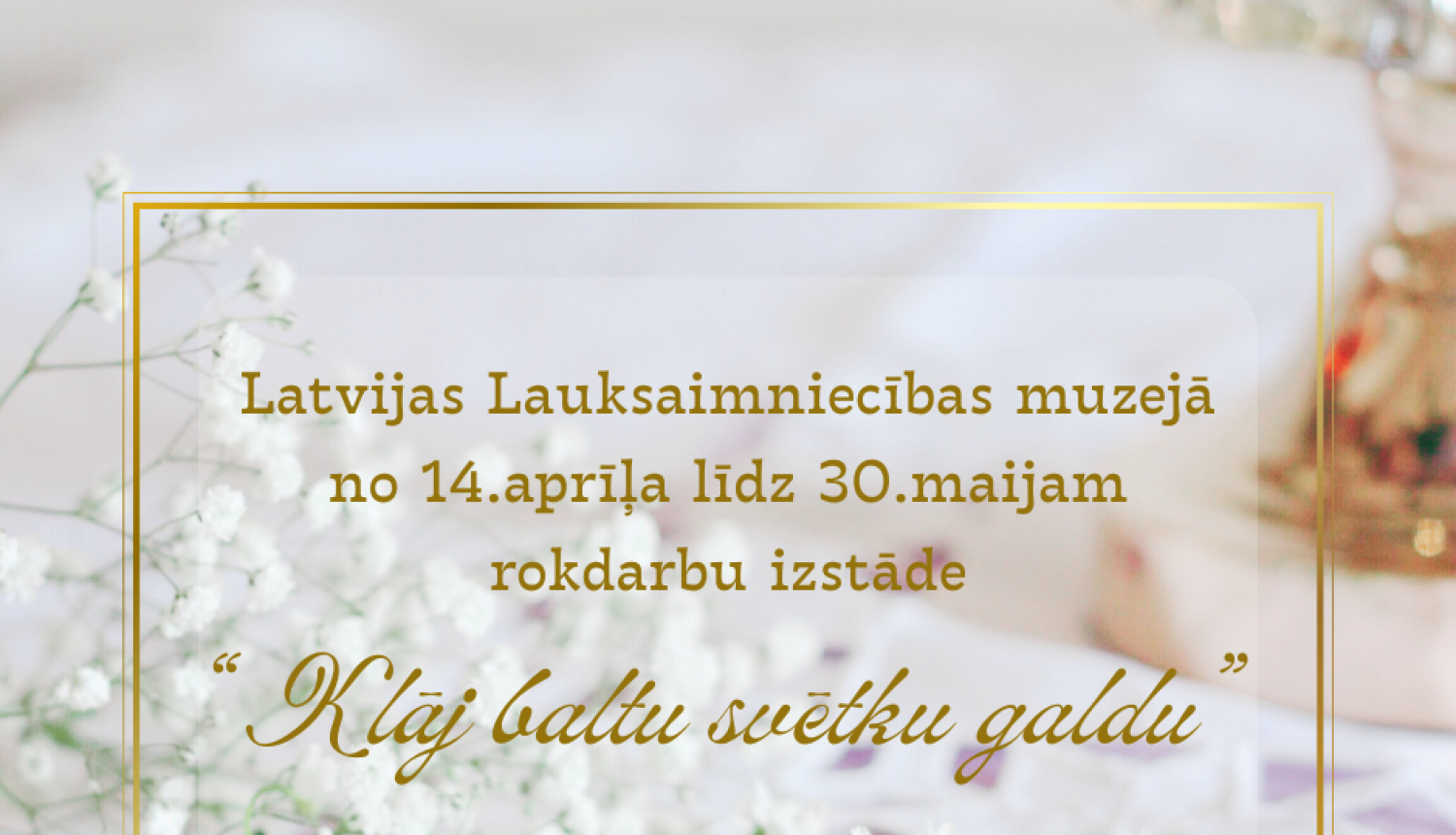 Attēlā balti ziedi uz balta galdauta. Informācijas uzsaukums par seno rokdarbu izstādi “Klāj baltu svētku galdu”