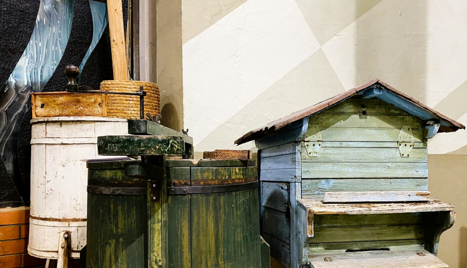 Krāsaini medus vākšanas piederumi - gaiši zils bišu strops, krāsaini medus sviešanas kubli