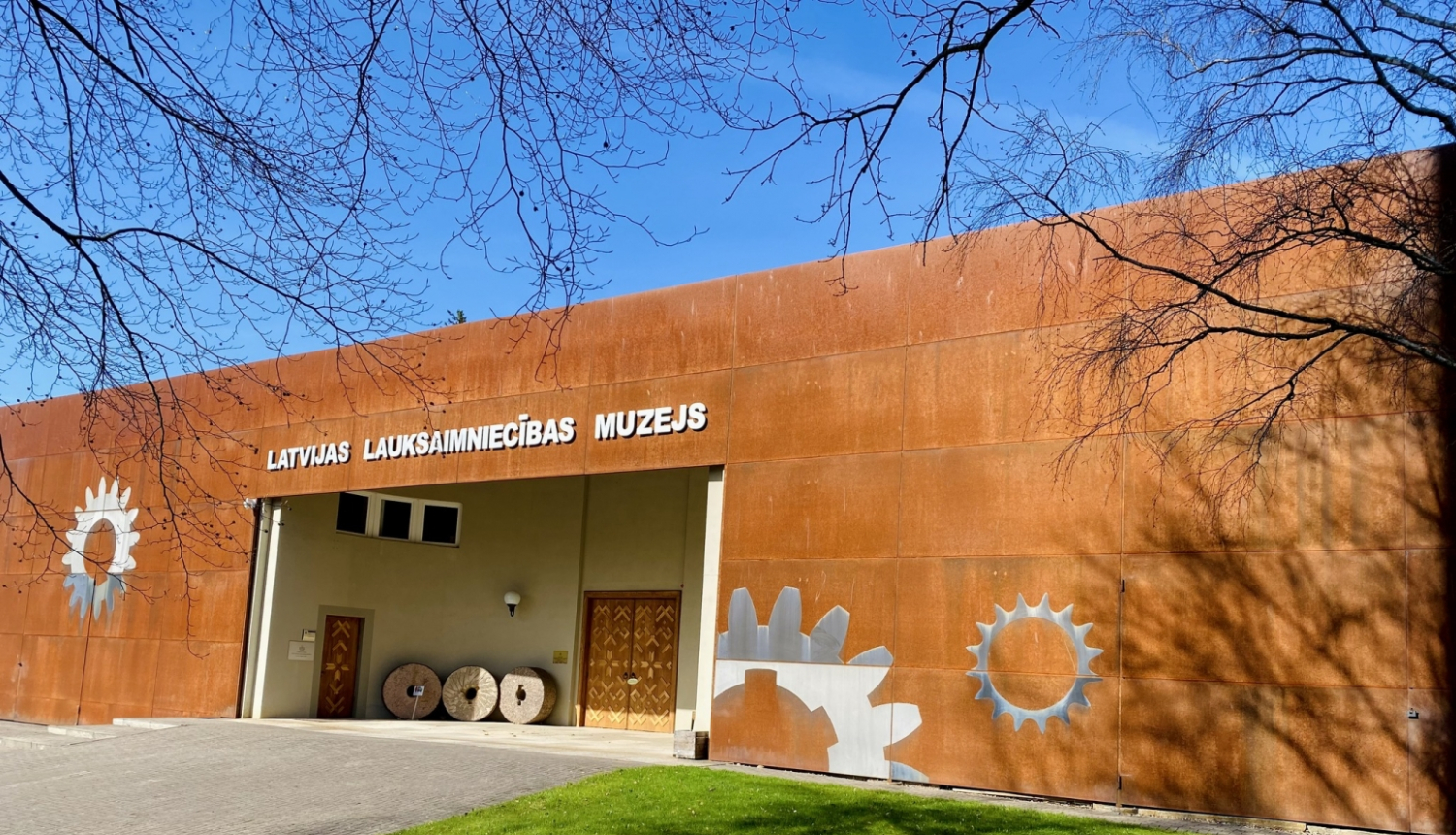 Muzeja fasāde ar ieejas durvīm