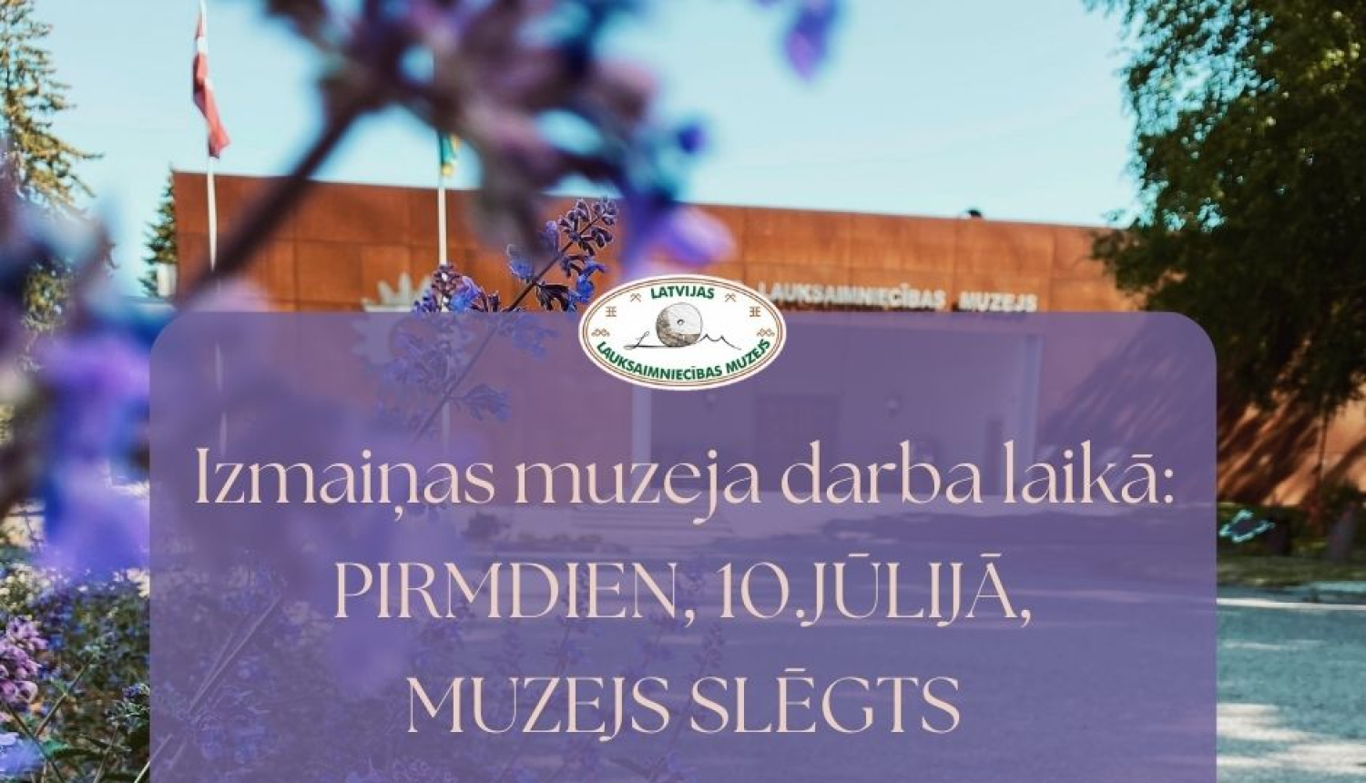 Darba laiks 10. jūlijā, fonā ielas skats uz muzeju no ziedu krūma