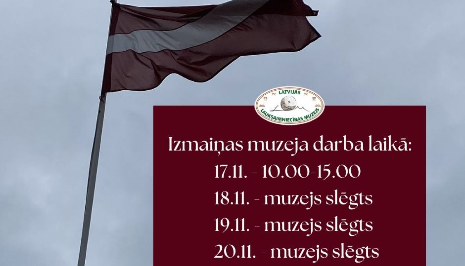 Muzeja darba laiks valsts svētkos, fonā LV karogs pret debesīm