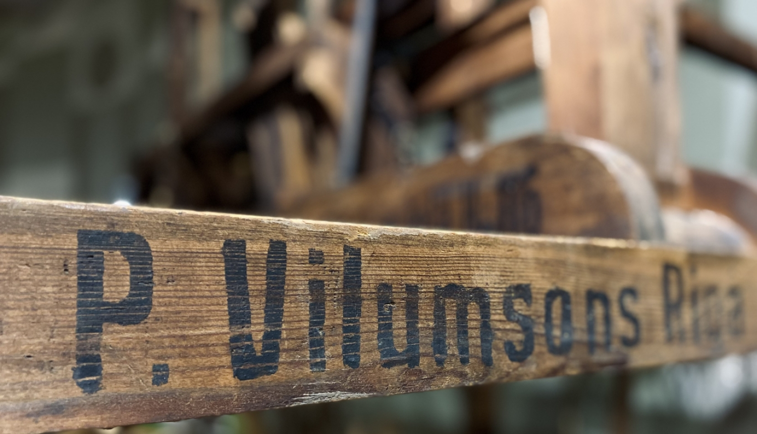 P. Viļumsons – uzraksts uz steļļu malas